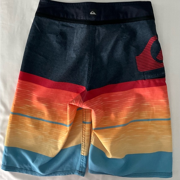 BOY’S QUICKSILVER BOARD SHORTS - Picture 2 of 4